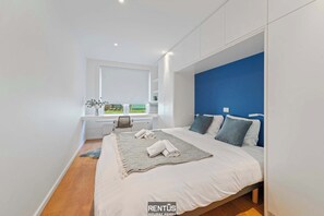 2 bedrooms, desk, WiFi, bed sheets