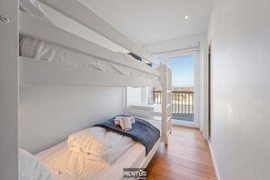 2 bedrooms, desk, WiFi, bed sheets