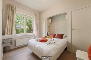 4 chambres, bureau, fer et planche à repasser, lit parapluie