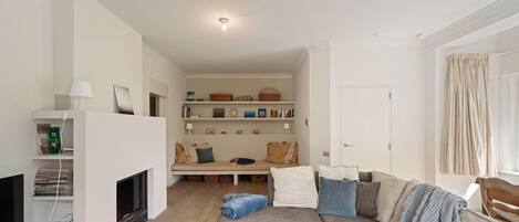 Télévision, livres, espaces bureaux