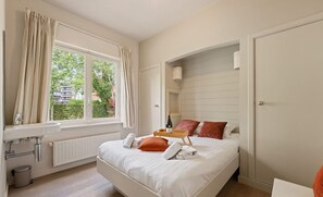 4 Schlafzimmer, Schreibtisch, Bügeleisen/Bügelbrett, Reisekinderbett