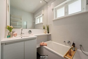 Douche, articles de toilette gratuits, sèche-cheveux