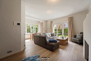 Télévision, livres, espaces bureaux