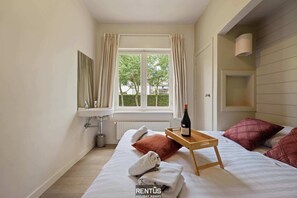 4 bedrooms, desk, soundproofing, iron/ironing board