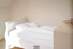 4 bedrooms, desk, iron/ironing board, travel crib