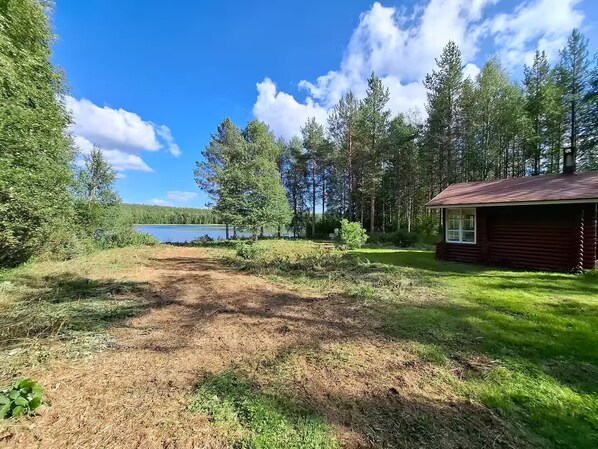 Property grounds - Lakeside Cabin in Wild Lapland "Call of the Wolf" (Vanttauskoski)