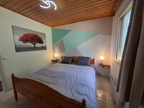 1 bedroom, bed sheets - Lakeside Cabin in Wild Lapland "Call of the Wolf" (Vanttauskoski)