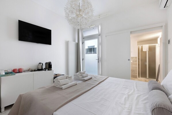 1 bedroom, free WiFi, bed sheets - Room 'Camere Amè 01' with Shared Garden, Wi-Fi and Air Conditioning (Peschiera del Garda)