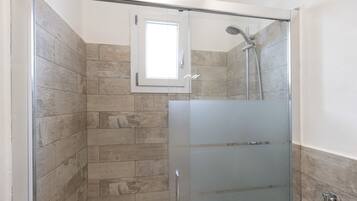 Ducha, secador de pelo, toallas