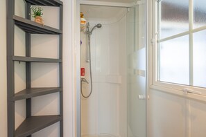 Shower, hair dryer - Mh 229 - La Tremblade: Comfortable Mobile Home with Terrace, Garden & Shared Pool (La Tremblade)