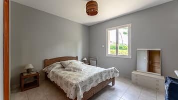 4 bedrooms, iron/ironing board, free WiFi, bed sheets