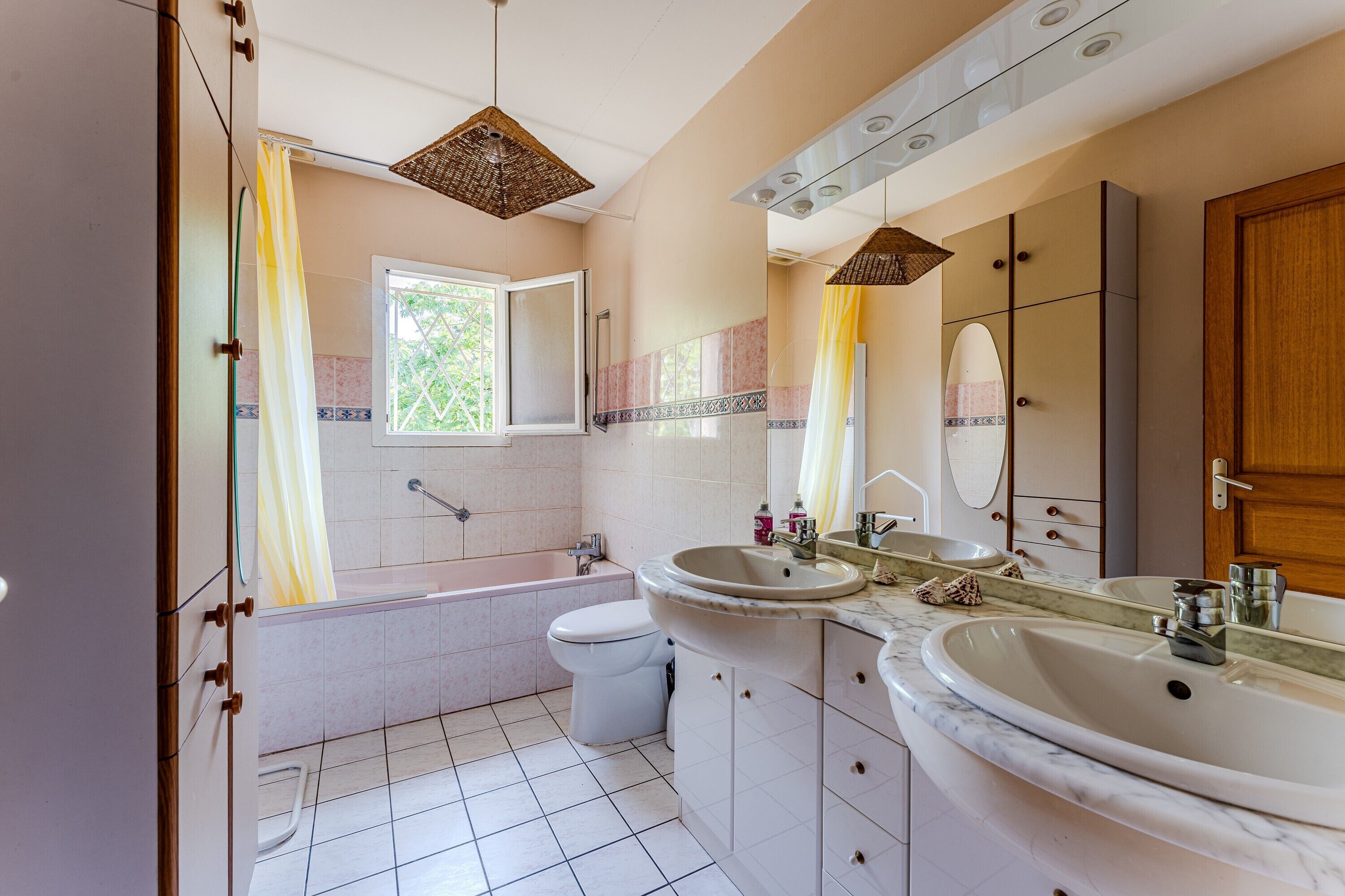 Shower, hair dryer, towels