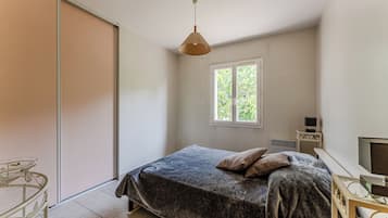4 bedrooms, iron/ironing board, free WiFi, bed sheets