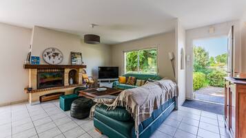 TV, lareira, DVD player