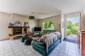 Televisión, chimenea, reproductor de DVD