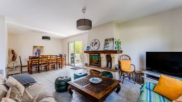 TV, lareira, DVD player