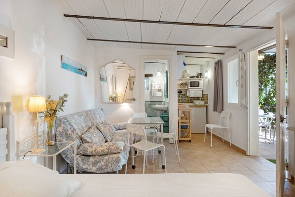 1 habitación, tabla de planchar con plancha, wifi gratis y ropa de cama