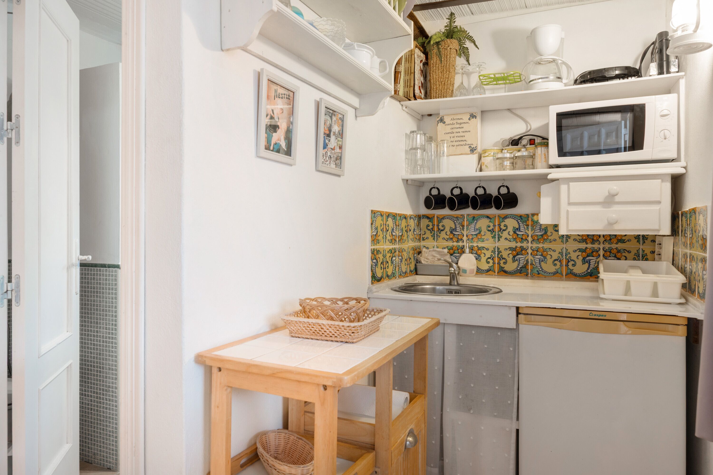 Réfrigérateur, micro-ondes, cafetière/bouilloire, grille-pain