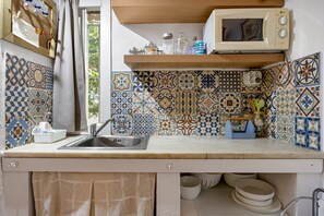 Refrigerador, microondas, cafetera y tetera y tostadora 