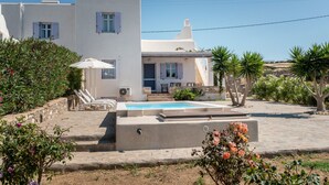 A white building with a pool, outdoor seating, and a clear sky. - Holiday Home 'Blue Xenia' with Sea View, Wi-Fi and Air Conditioning (Chrisi Akti)