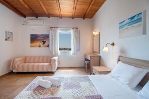 4 bedrooms, iron/ironing board, free WiFi, bed sheets - Holiday Home 'Blue Xenia' with Sea View, Wi-Fi and Air Conditioning (Chrisi Akti)