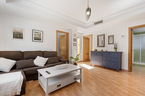 TV - Apartment 'La Casita De La Playa' with Private Terrace, Wi-Fi and Air Conditioning (La Cala del Moral)