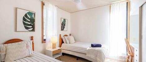 5 bedrooms, iron/ironing board, WiFi, bed sheets