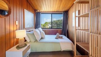 5 bedrooms, iron/ironing board, WiFi, bed sheets