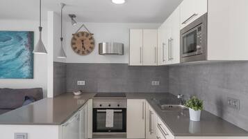 KĂŒhlschrank, Mikrowelle, Ofen, Herdplatte