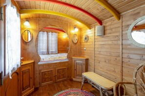 6 bedrooms, iron/ironing board, free WiFi, bed sheets