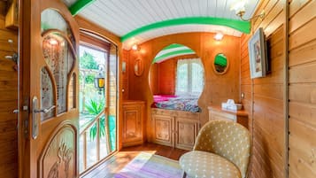 6 quartos, ferros/tábuas de passar roupa, Wi-Fi de cortesia