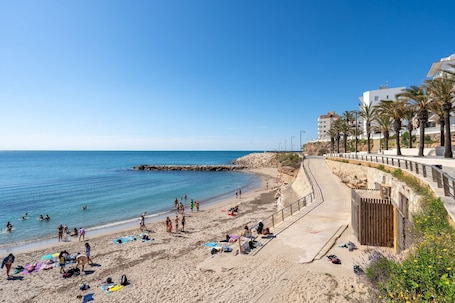 On the beach. Apartment 'Alguer' with Sea Views, Wi-Fi and Air Conditioning