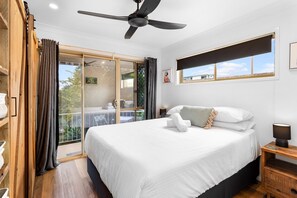 2 bedrooms, desk, iron/ironing board, WiFi