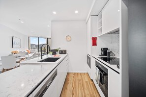 Fridge, microwave, oven, stovetop - Stylish 2-Bed Apartment in Canberra CBD (Canberra)