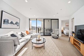 TV - Stylish 2-Bed Apartment in Canberra CBD (Canberra)