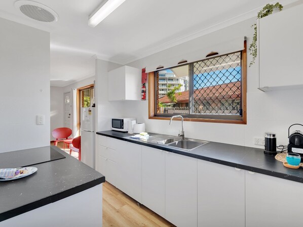 Fridge, microwave, oven, stovetop - Tranquil 2-Bed Townhouse Close to Redcliffe Beach (Redcliffe)