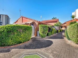 Property grounds - Tranquil 2-Bed Townhouse Close to Redcliffe Beach (Redcliffe)