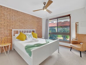 2 bedrooms, iron/ironing board, WiFi, bed sheets - Tranquil 2-Bed Townhouse Close to Redcliffe Beach (Redcliffe)