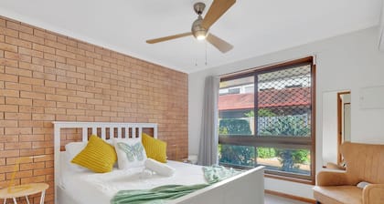 Tranquil 2-Bed Townhouse Close to Redcliffe Beach