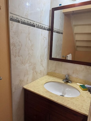 Serviettes fournies, savon, papier toilette