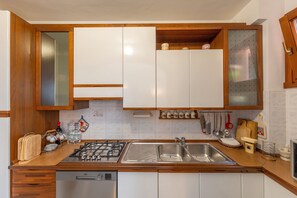 Kühlschrank, Ofen, Herdplatte, Geschirrspüler