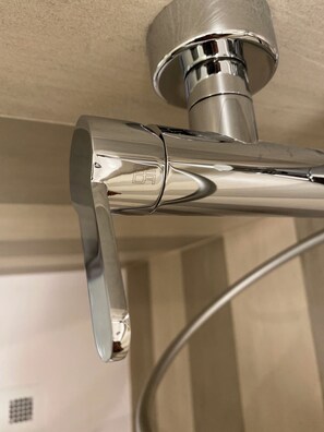 Sèche-cheveux, bidet, serviettes fournies, savon