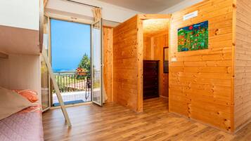 2 slaapkamers, een strijkplank/strijkijzer, beddengoed