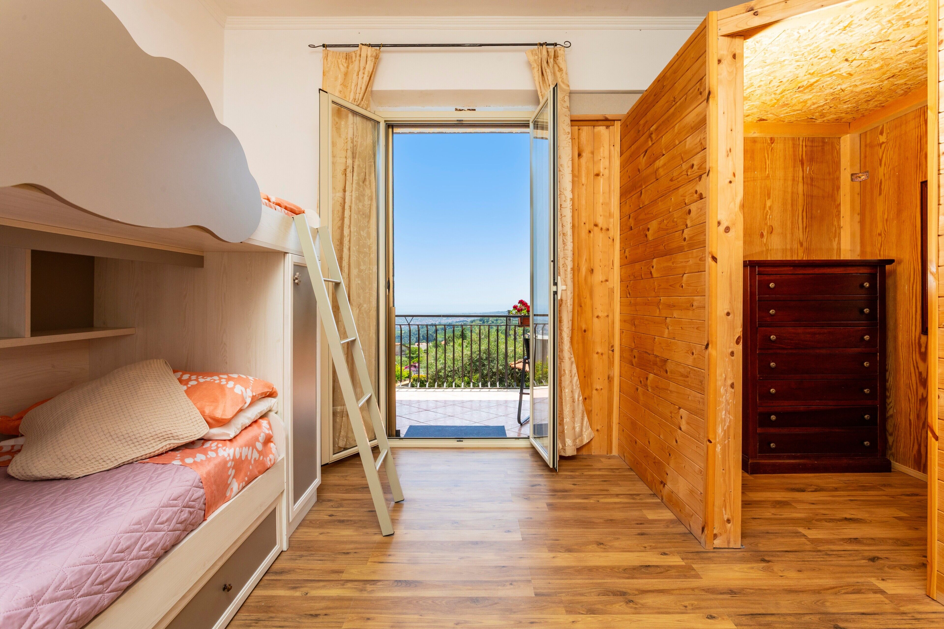 2 habitaciones, tabla de planchar con plancha y ropa de cama 