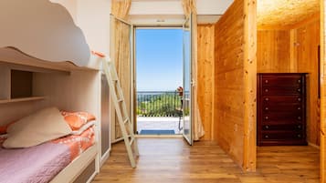 2 habitaciones, tabla de planchar con plancha y ropa de cama