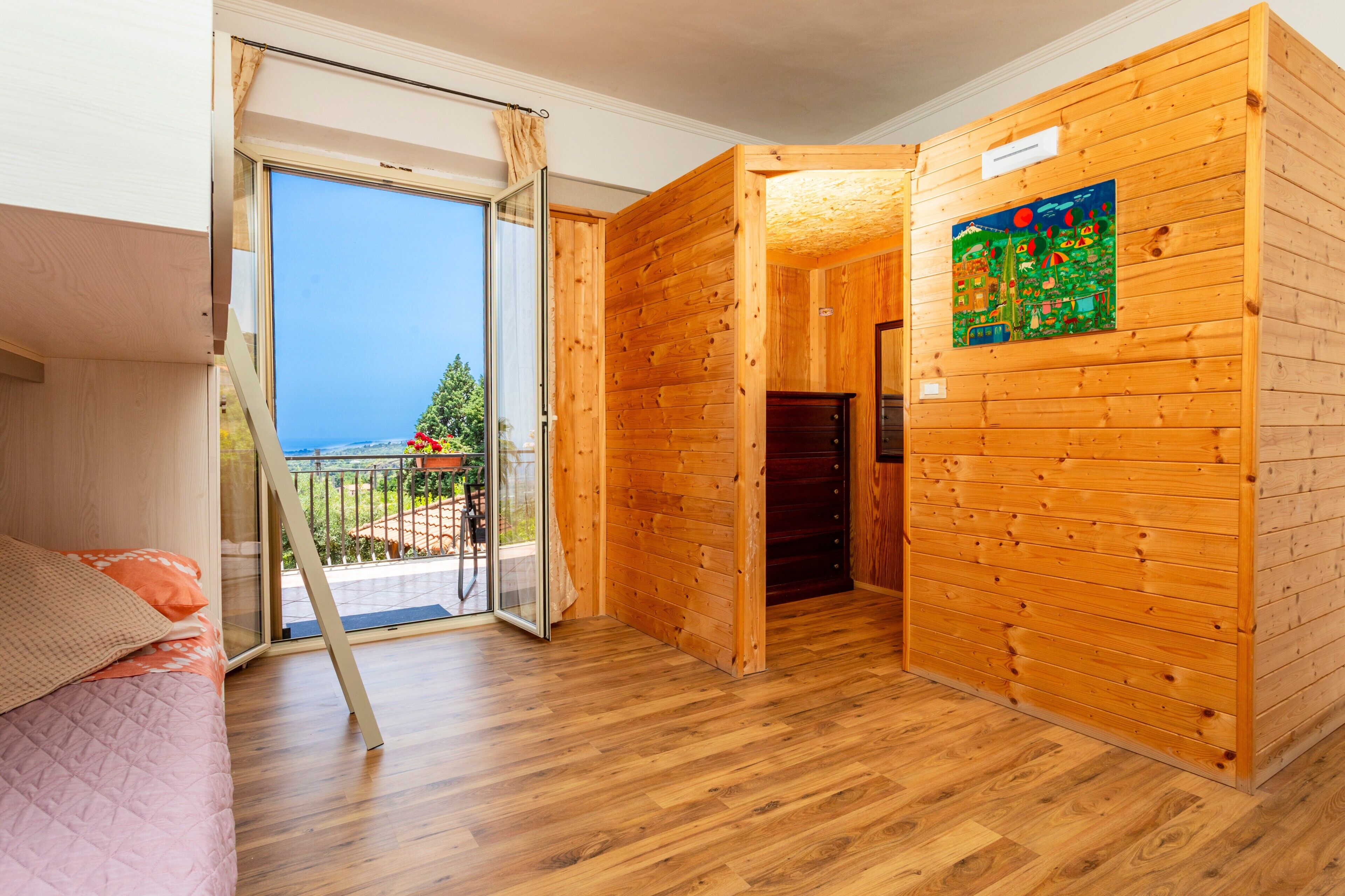 2 habitaciones, tabla de planchar con plancha y ropa de cama 