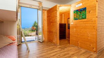 2 habitaciones, tabla de planchar con plancha y ropa de cama