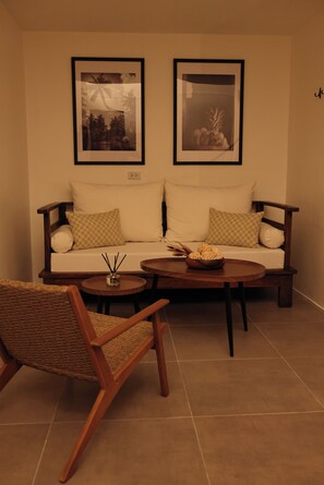 Desk, laptop workspace, free WiFi, bed sheets - Casa Charlie B&B (Makati)