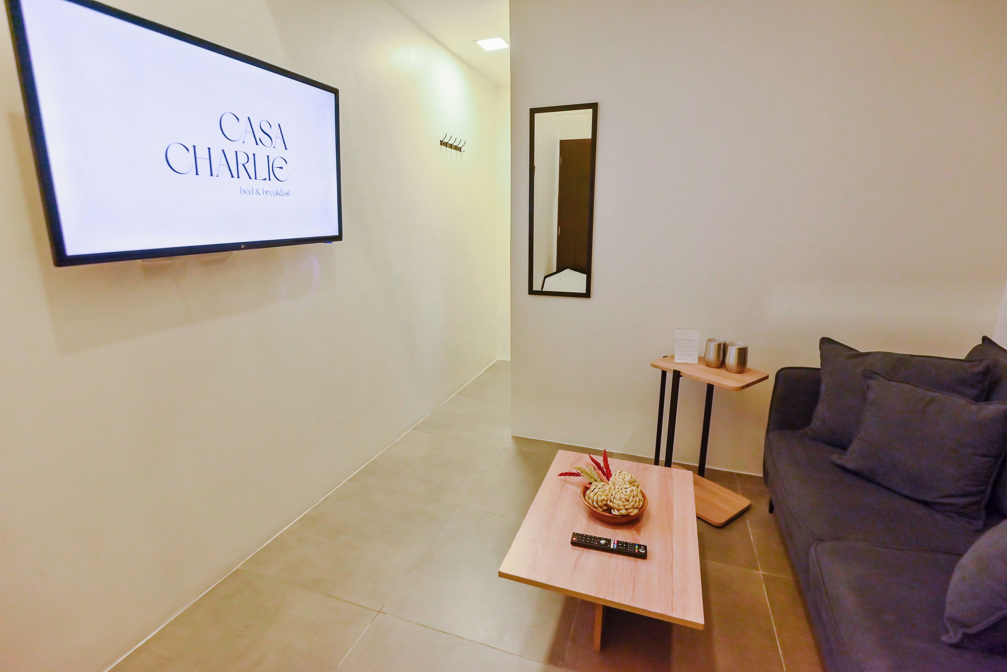 สแตนดาร์ดลอฟท์ | บริเวณนั่งเล่น | ทีวีจอแอลอีดี 43 นิ้ว พร้อมช่องดิจิตอล, Netflix, บริ  การสตรีมมิ่ง