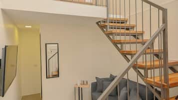 Loftsrom – standard | Oppholdsområde | En 43-tommers LED-TV med digitale kanaler samt Netflix